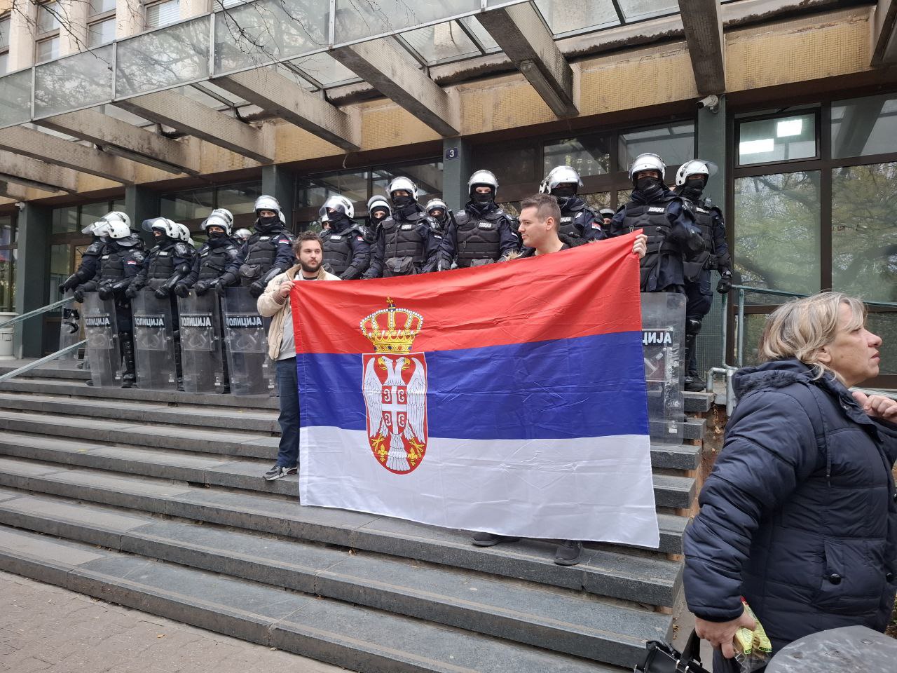 Ispred novosadskog suda se smirila situacija, trenutno nema sukoba sa policijom