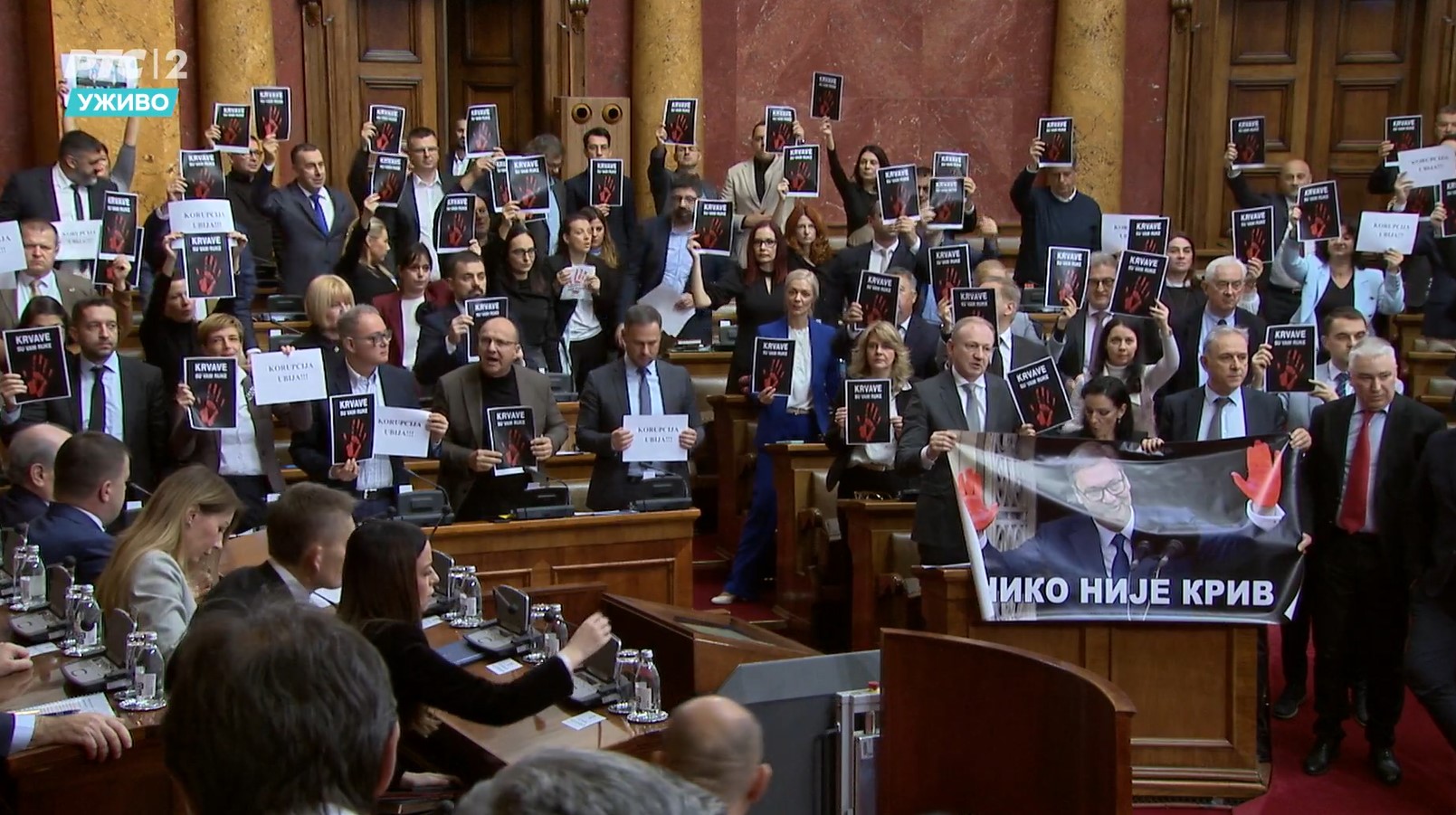 Sednica Skupštine: Guranje poslanika vlasti i opozicije