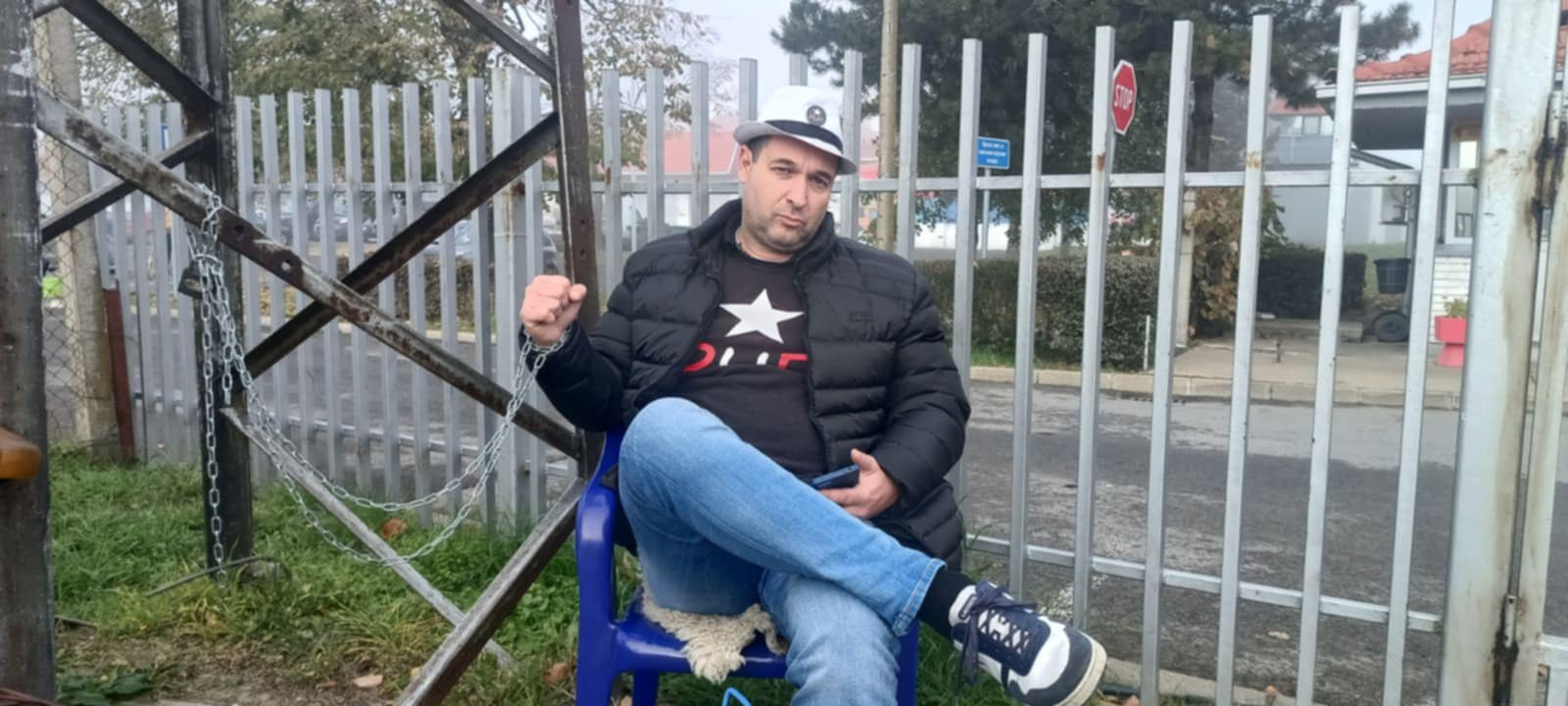 Vezao se lancima ispred novosadskog Okružnog zatvora tražeći da se oslobode privedeni tokom protesta u Novom Sadu 5. novembra