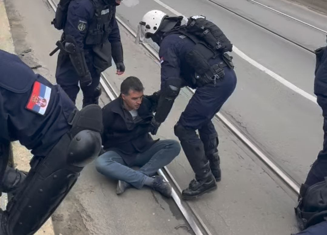 Saznajemo: Savo Manojlović upravo uhapšen u Beogradu (VIDEO)